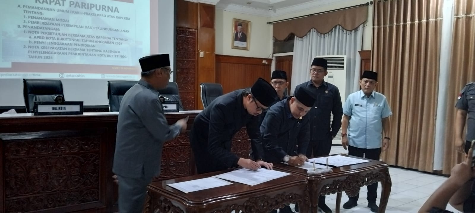 Ketua DPRD dan Walikota Bukittinggi menandatangani APBD Tahun 2024