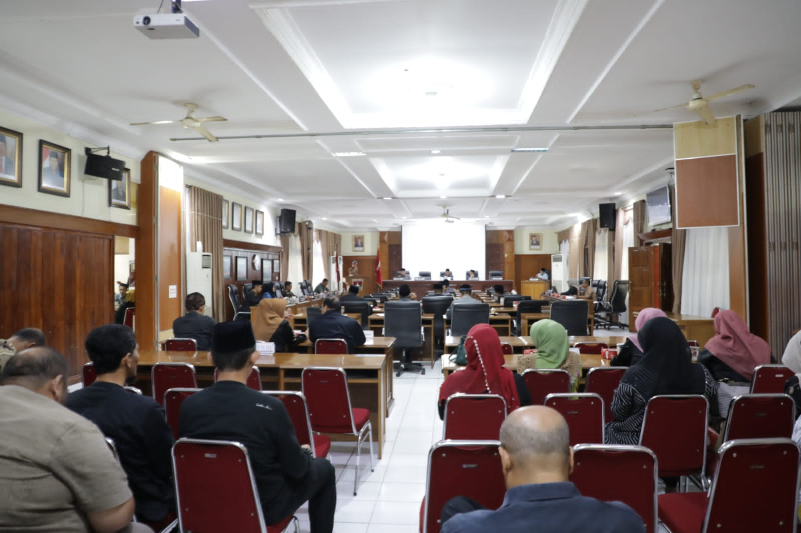 Suasana ruang sidang DPRD Kota Bukittinggi, pada   Sidang Paripurna Pembahasan APBD Tahun 2024 Kota Bukittinggi