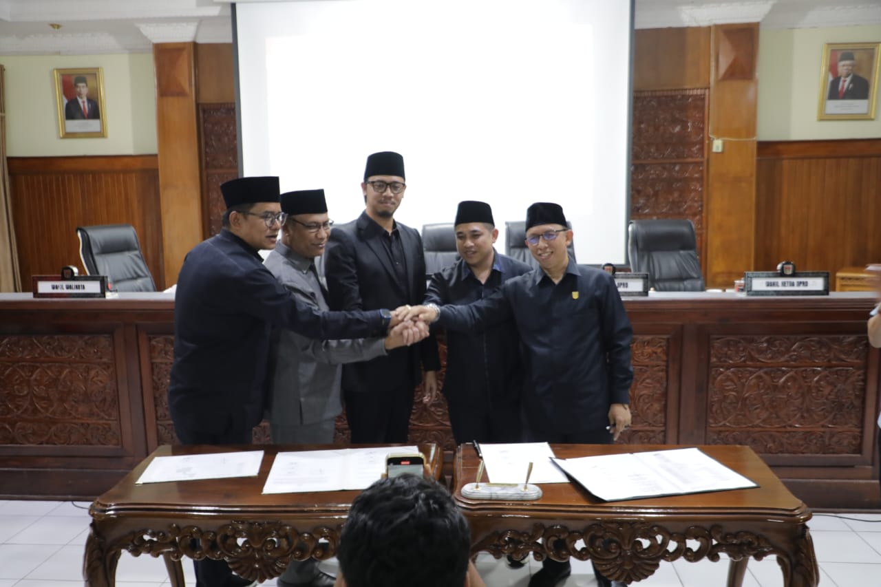 Pimpinan DPRD Bukittinggi bersama Walikota dan Wakil Walikota Bukittinggi salam komando usai penanda tanganan APBD tahun 2024 Kota Bukittinggi