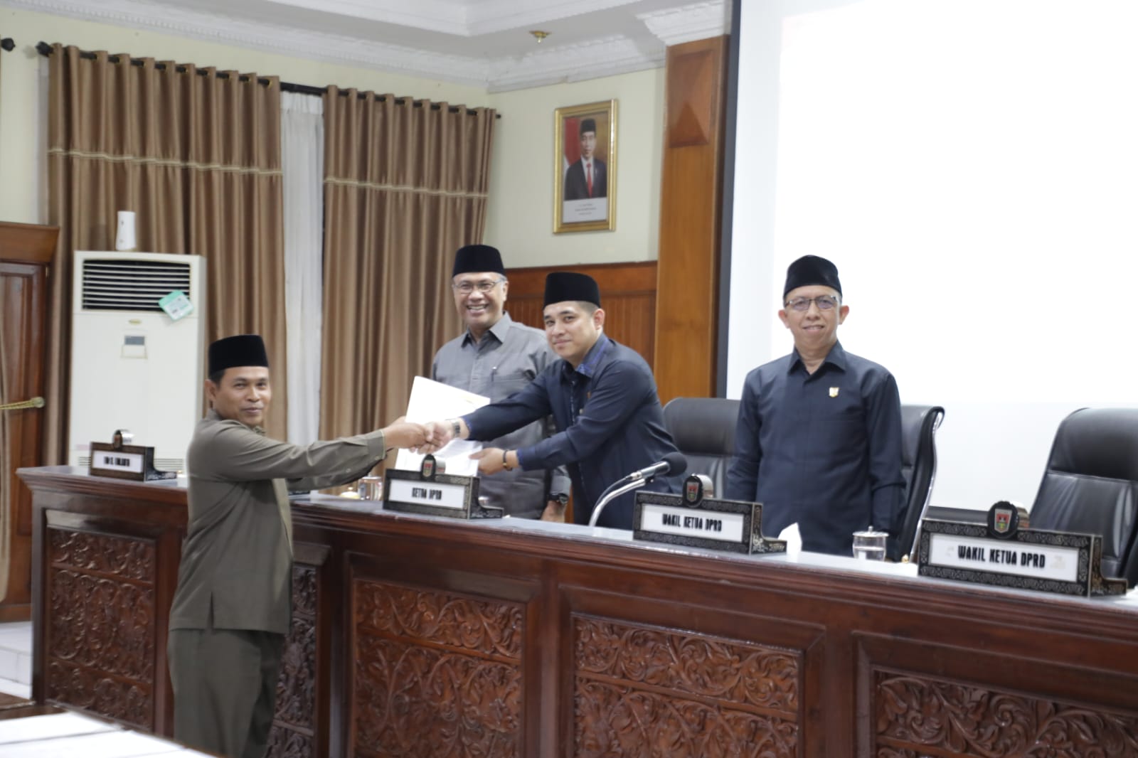 Juru Bicara Fraksi DPRD Bukittinggi menyerahkan pandangan akhir fraksinya terhadap APBD Tahun 2024 Kota Bukittinggi Pada Sidang Paripurna