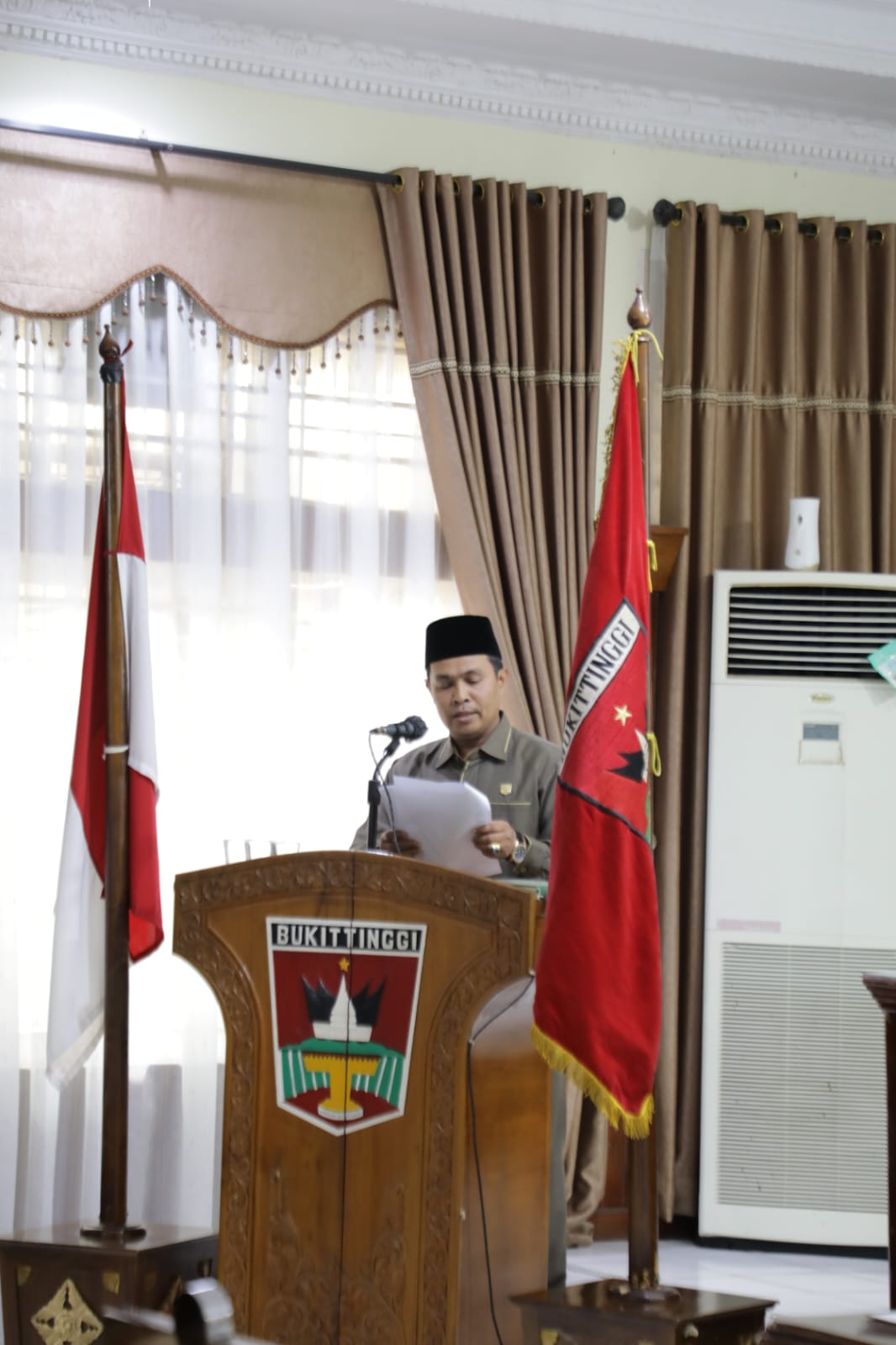 Juru Bicara Fraksi membacakan pandangan akhir fraksinya saat Sidang Paripurna APBD Tahun 2024 Kota Bukittinggi