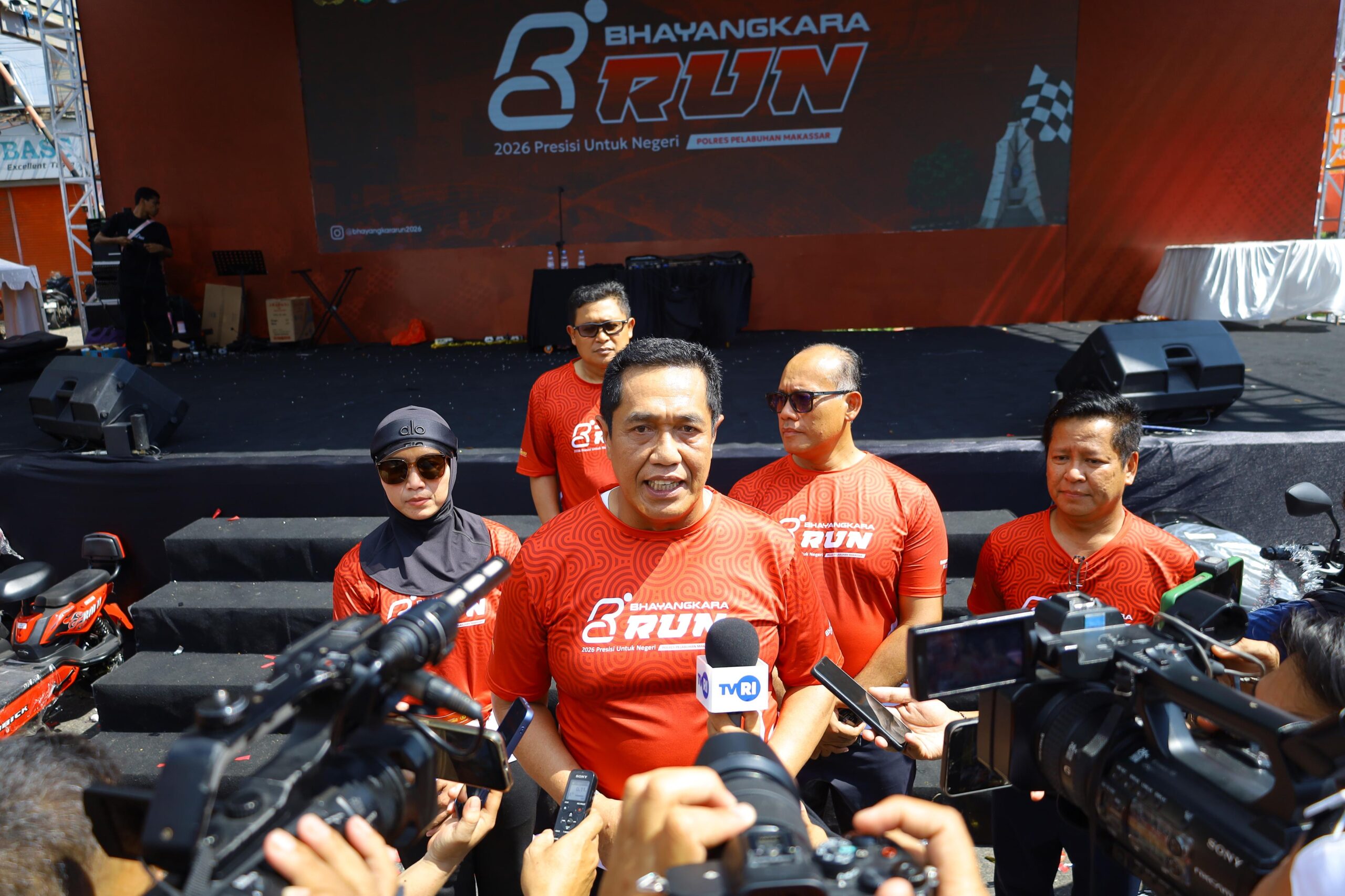 Polda Sulsel Rayakan HUT Bhayangkara ke-80 dengan Olahraga Bersama Ribuan Warga Makassar