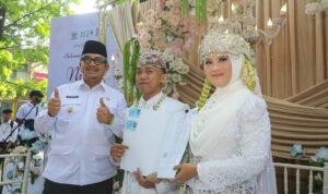 179015798221-nikah-massal-jelang-hjkb-15-pasangan-dapat-buku-nikah-hingga-kado-bulan-madu