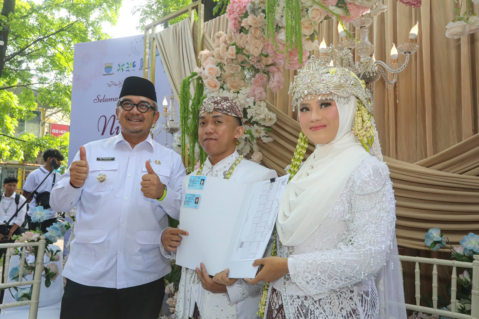 179015798221-nikah-massal-jelang-hjkb-15-pasangan-dapat-buku-nikah-hingga-kado-bulan-madu