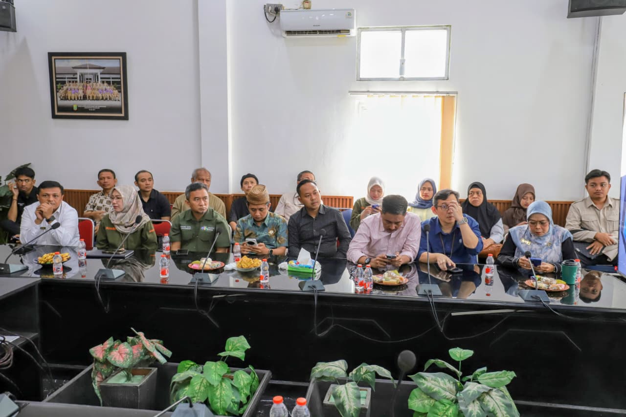 179272103263-pansus-xxi-dprd-jabar-dorong-penguatan-komunitas-pengelola-sampah-berbasis-rumah-tangga-melalui-ranperda
